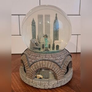 Vintage, Pre 9/11 Macy's New York City With Twin Towers Snow Globe ❄️💔❤️🤍💙